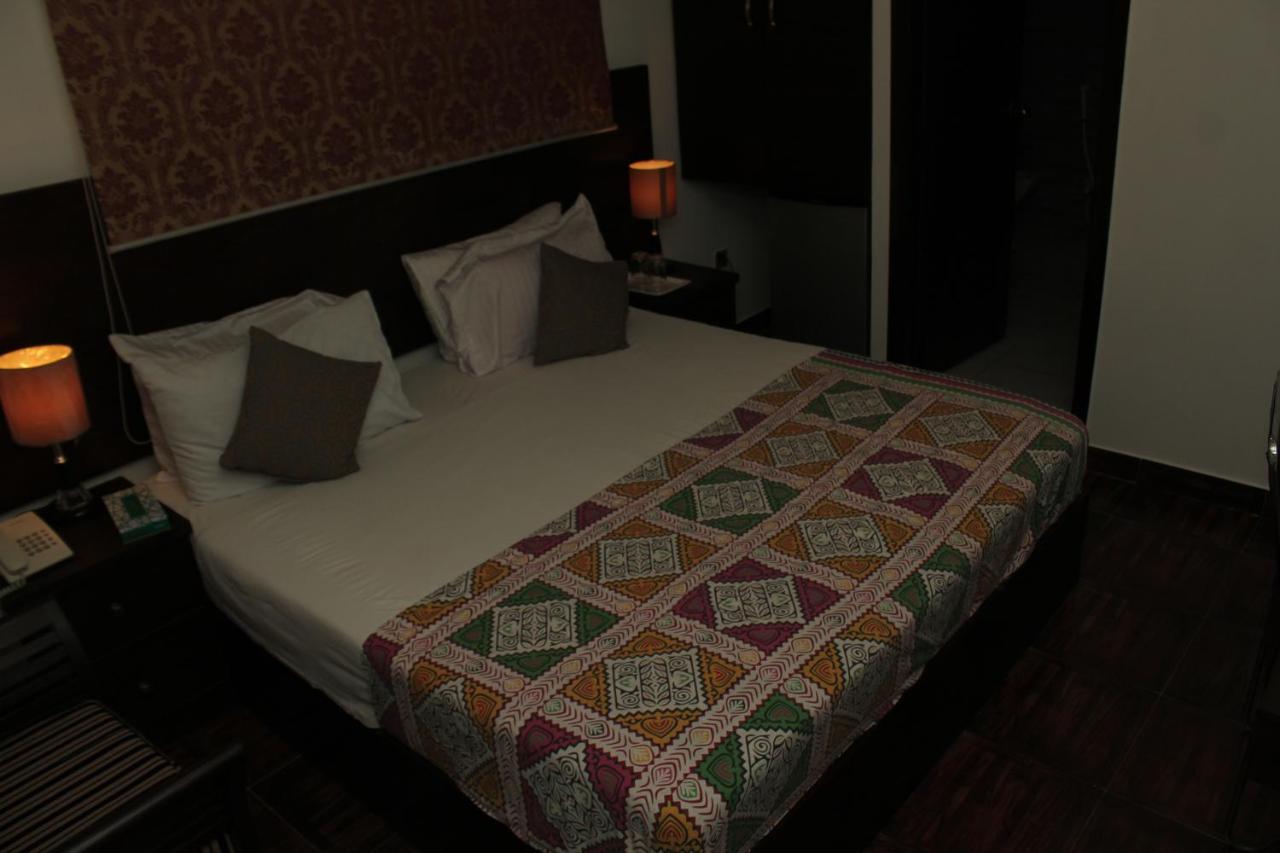 Hilton Bayview Lnn Hotel การาจี ภายนอก รูปภาพ